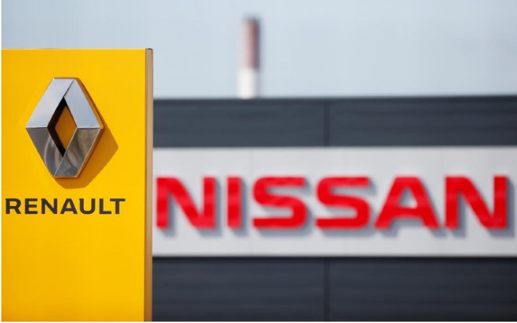 Logo Renault dan Nissan tampak di depan dealer perusahaan di Reims, Prancis, 9 Jul 2019. REUTERS - Christian Hartmann