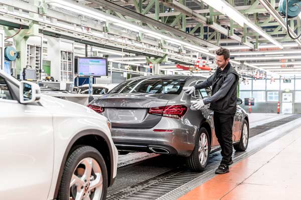 Produksi A-Class Saloon di pabrik Mercedes-Benz di Rastatt.  - foto Daimler