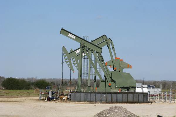 Sebuah soket pompa yang pernah digunakan untuk membantu mengangkat minyak mentah dari sumur Eagle Ford Shale, Dewitt County, Texas, Amerika Serikat. - Reuters