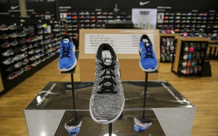 Pemerintah Vietnam meminta produsen sneakers untuk Adidas, Nike dan New Balance, Pou Chen, untuk menghentikan produksinya akibat ancaman Covid-19 -  Bloomberg