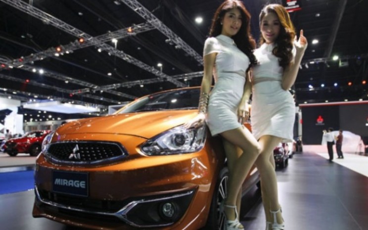 Model berpose di sebelah Mitsubishi Mirage dalam presentasi media ajang Bangkok International Motor Show ke-37 di Bangkok, Thailand, 22 Maret 2016. REUTERS - Chaiwat Subprasom