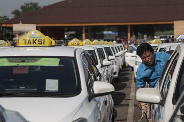 Pengemudi taksi Express menunggu penumpang di pool taksi Bandara Soekarno-Hatta, di Tangerang, Banten, Selasa (20/3/2018). - JIBI/Felix Jody Kinarwan 