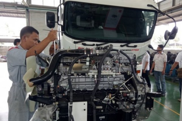  Mekanik sedang membuka mesin diesel Isuzu di Isuzu Training Center, Bekasi, Jawa Barat, Rabu (20/9/17).  - ANTARA