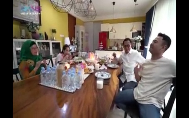Siti Nur Azizah dan suami bersama Raffi Ahmad dan Nagita Slavina