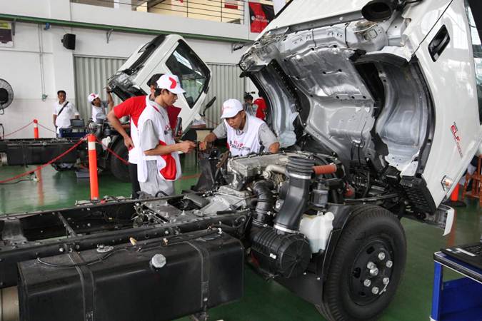 Mekanik memeriksa truk Isuzu pada National Isuzu Technical Skills Competition 2019, di Training Center Isuzu, Bekasi, Jawa Barat, Rabu (24/4/2019). - Bisnis/Dedi Gunawan