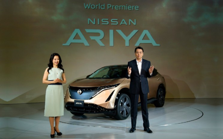 CEO Nissan Makoto Uchida (kanan) dalam peluncuran SUV Crossover Ariya 100% Listrik.  - Nisssan