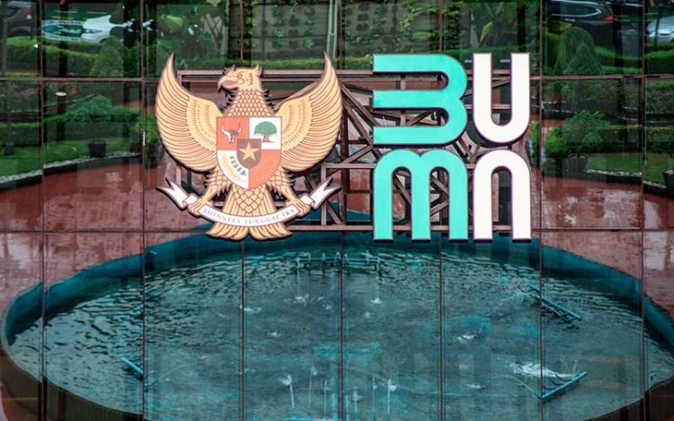 Logo baru Kementerian Badan Usaha Milik Negara (BUMN) terpasang di Gedung Kementerian BUMN, Jakarta, Kamis (2/7/2020). ANTARA FOTO - Aprillio Akbar