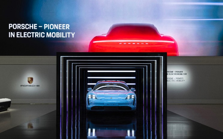 Porsche Taycan 4S di pameran mobilitas listrik di DRIVE.Volkswagen Group Forum di Unter den Linden di Berlin.  - Porcshe AG