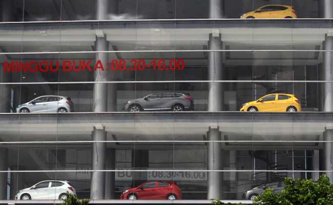 Display penjualan mobil baru di salah satu dealer Honda di Jakarta, Selasa (28/1/2020).  Pasar otomotif nasional mulai menunjukkan tren positif untuk pertama kalinya dalam tiga bulan terakhir. Sepanjang Juni 2020, Honda mencatatkan penjualan 2.488 unit, meningkat 93% dibandingkan penjualan bulan Mei. Bisnis - Arief Hermawan