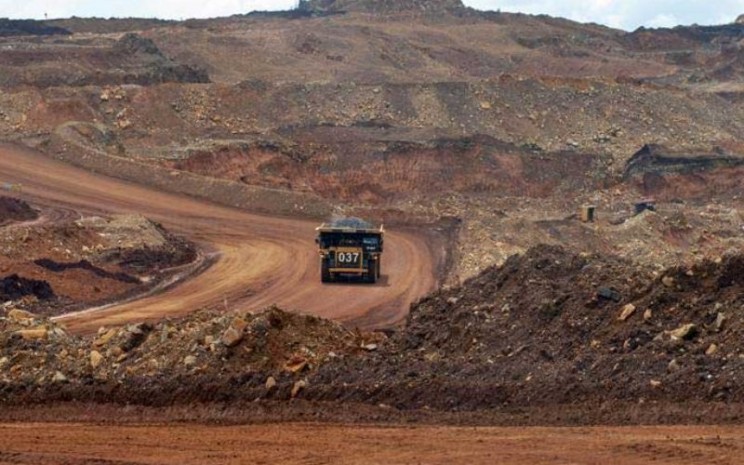 Articulated dump truck mengangkut material pada pengerukan lapisan atas di pertambangan nikel PT. Vale Indonesia di Soroako, Luwu Timur, Sulawesi Selatan, Kamis (28/3/2019). - ANTARA/Basri Marzuki