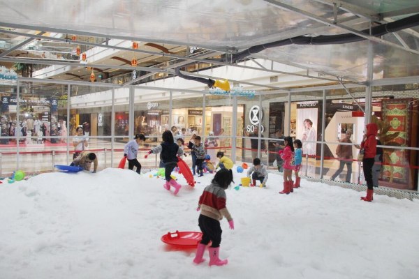 Anak-anak bermain di wahana musim dingin Snow Storm yang dihadirkan untuk merayakan Lebaran dan musim libur sekolah 2019 oleh Pondok Indah Mall (PIM), Jakarta. - Istimewa