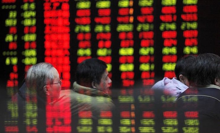 Investor mengamati papan perdagangan saham di sebuah kantor perusahaan sekuritas di Shanghai, China. -  Qilai Shen / Bloomberg