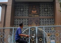 Warga melintas di depan pintu masuk makam Gus Dur di Pondok Pesantren Tebuireng, Kecamatan Cukir, Kabupaten Jombang, Jawa Timur, Selasa (19/5/2020). ANTARA FOTO/Syaiful Arif.