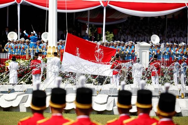 Pengibaran sang saka merah putih setelah pembacaan proklamasi kemerdekaan indonesia dilakukan oleh