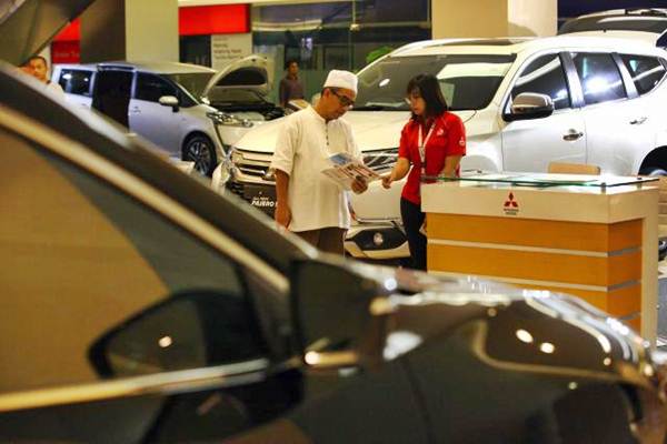  Calon pembeli mengunjungi pameran mobil di sebuah pusat perbelanjaan di Jakarta, Kamis (1/6). - JIBI/Dwi Prasetya