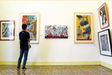 Seorang pengunjung sedang menikmati lukisan dalam di museum. - ilustrasi