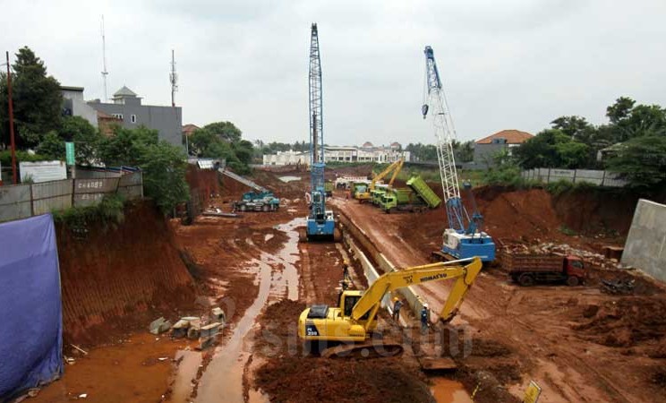Pekerja dibantu alat berat menyelesaikan proyek pembangunan Jalan Tol Serpong-Cinere di kawasan Pondok Cabe, Tangerang Selatan, Banten, Minggu (1/3/2020). Bisnis - Arief Hermawan P
