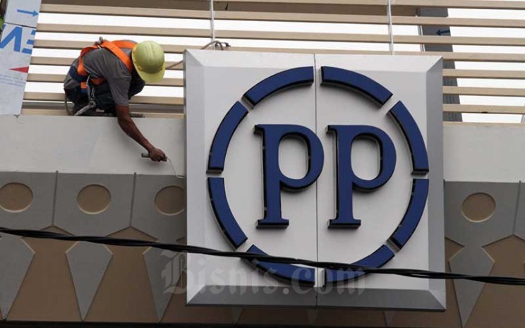 Pekerja beraktifitas di dekat logo PT PP Properti Tbk. di Depok, Jawa Barat, Sabtu (9/5/2020). Bisnis - Dedi Gunawan