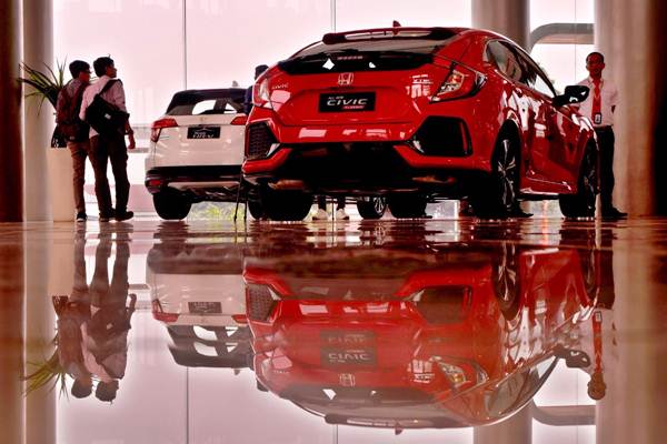 Calon pembeli mencari informasi tentang mobil baru usai peresmian dealer Honda di Jalan MT Haryono, Cawang, Jakarta Selatan.  - JIBI/Nurul Hidayat