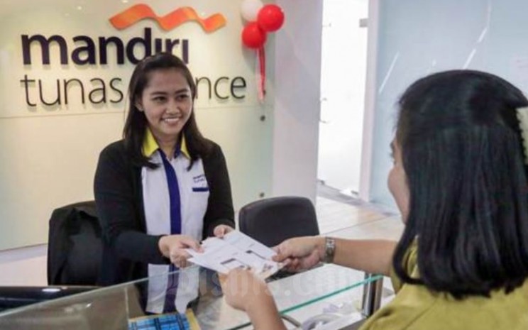 Karyawati melayani nasabah di kantor Mandiri Tunas Finance di Jakarta. MTF menargetkan pembiayaan baru kendaraan bermotor pada tahun ini senilai Rp17 triliun. - JIBI/Felix Jody Kinarwan