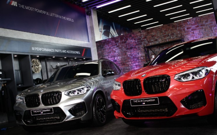 BMW X3 M dan BMW X4 M adalah standar baru di antara SAV/SAC performa tinggi. Kedua kendaraan ini memiliki mesin bensin straight-six paling kuat dibandingkan model BMW M manapun dengan 510 HP.  - BMW
