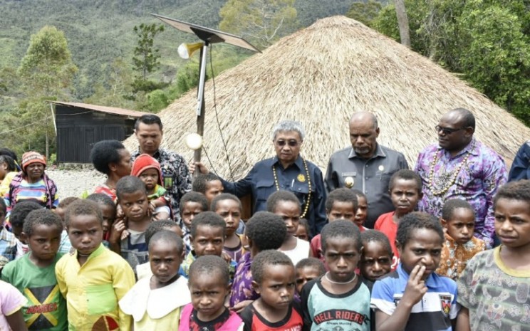 Masyarakat Kabupaten Puncak Jaya dan Paniai di Provinsi Papua mendapatkan bantuan 47.000 Lampu Tenaga Surya Hemat Energi (LTSHE), Maret 2019. Istimewa - Kementerian ESDM
