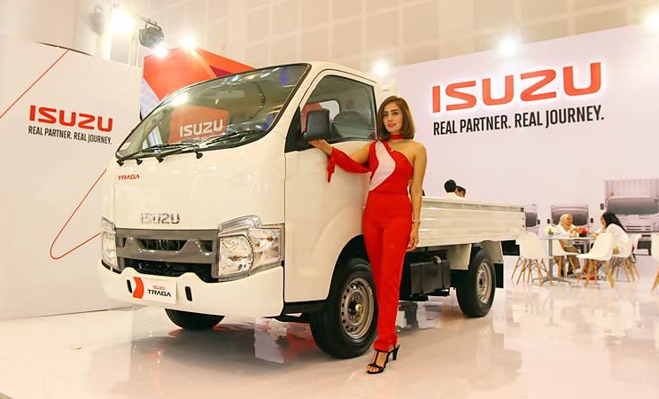 Model Berpose dengan kendaraan Isuzu Traga.  - Bisnis/Wahyu Darmawan