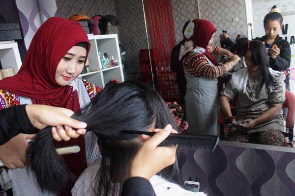 Penyedia jasa perawatan tubuh dan rambut melayani konsumen di salah satu salon kecantikan di Malang, Jawa Timur, Kamis (22/6). - Antara/Ari Bowo Sucipto