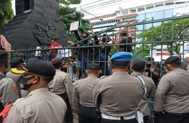 Ricuh! Demonstran Jebol Pagar di Gedung DPRD Jateng, Ada Korban Luka