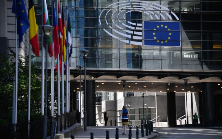 Lambang Uni Eropa terpampang di depan gedung Parlemen Eropa di Brussels, Belgia, Rabu (27/5/2020). - Bloomberg/Geert Vanden Wijngaert