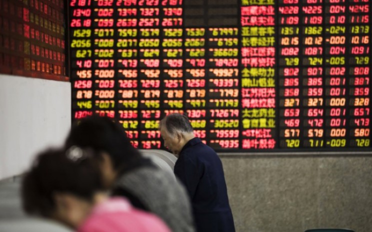 Salah satu layar perdagangan di bursa saham China. - Bloomberg