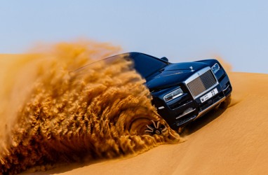 Rolls-Royce Cullinan Meliuk di Medan Pasir