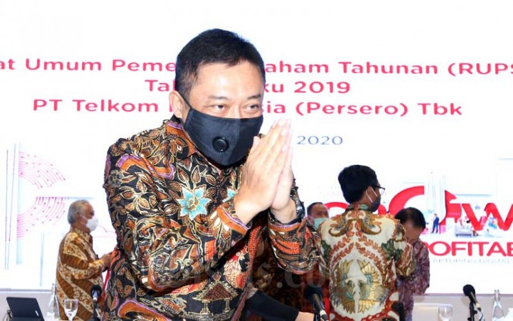 Direktur Utama PT Telekomunikasi Indonesia (Persero) Tbk. Ririek Adriansyah menyapa wartawan seusai Rapat Umum Pemegang Saham Tahunan (RUPST) di Jakarta, Jumat (19/6/2020). Bisnis - Abdullah Azzam