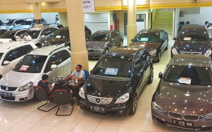 Ilustrasi tempat penjualan mobil bekas. Minat warga masyarakat untuk membeli mobil bekas meningkat. /Antara - Chairul Rohman