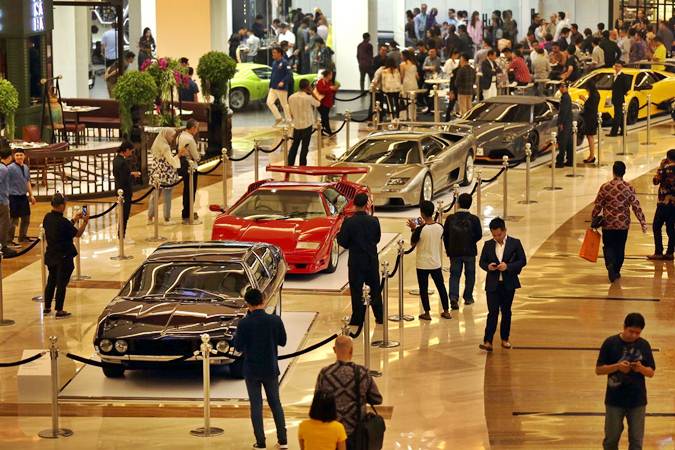 Pengunjung mengamati mobil Lamborghini yang dipamerkan pada ajang "Lamborghini Jakarta Showcase" di Pacific Place, Jakarta, Jumat (5/4/2019). - Bisnis/Nurul Hidayat