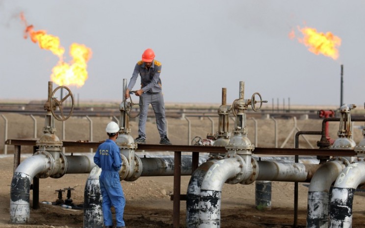 Aktivitas di kilang minyak Nasiriyah, Irak. - Bloomberg.