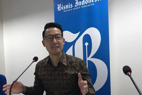 CEO Lippo Karawaci John Riady (tengah) sedang memberikan paparan di kantor redaksi Bisnis Indonesia, Selasa 19 Maret 2019. - Bisnis/Arif Budisusilo