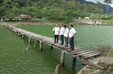 Warga Agam Gotong Royong Bersihkan Danau Maninjau