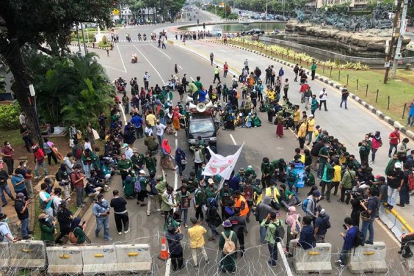 Bem Si Kembali Gelar Aksi Tolak Uu Cipta Kerja Di Kawasan Istana Negara Kabar24 Bisnis Com