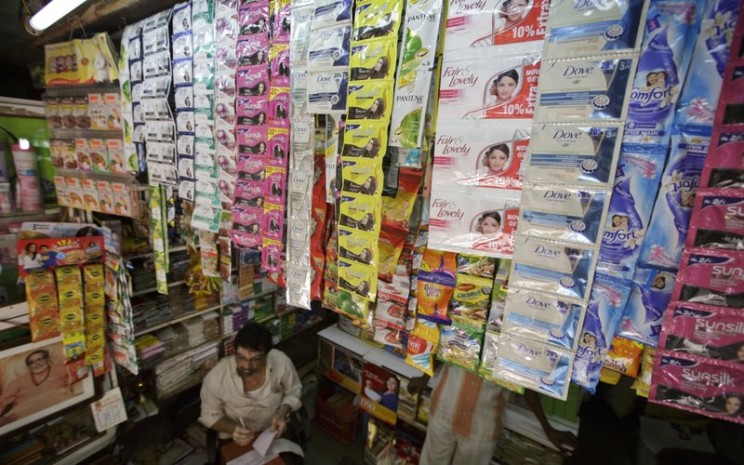 Produk Unilever dipajang di sebuah toko kelontong di India -  Bloomberg