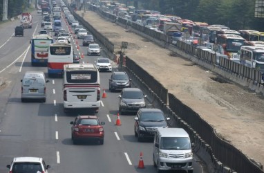 Ada Pekerjaan Proyek LRT, Waspada Saat Melintas di Tol Jakarta-Cikampek Km1