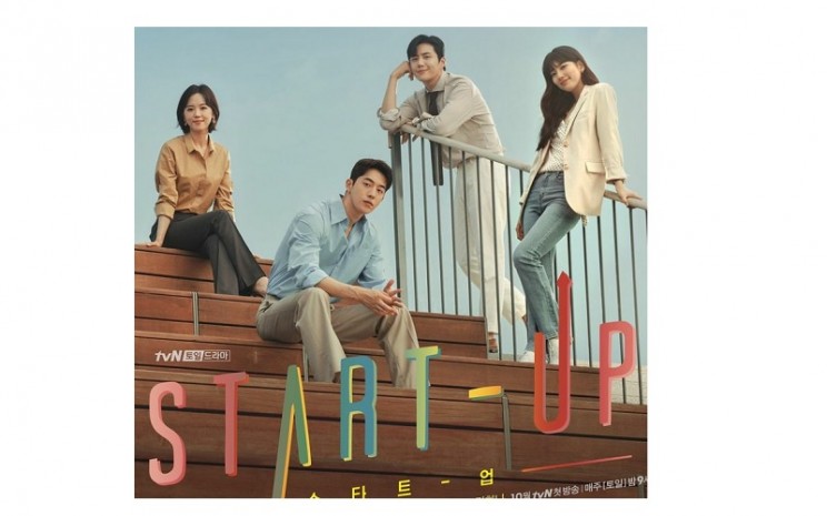 Drama 'Start Up' mengulas soal dunia perusahaan rintisan dan cinta segi tiga yang diperankan oleh Seo Dal Mi (Bae Suzy), Nam Do San (Nam Joo Hyuk), Han Ji Pyeong (Kim Sun Ho)  -  Netflix.