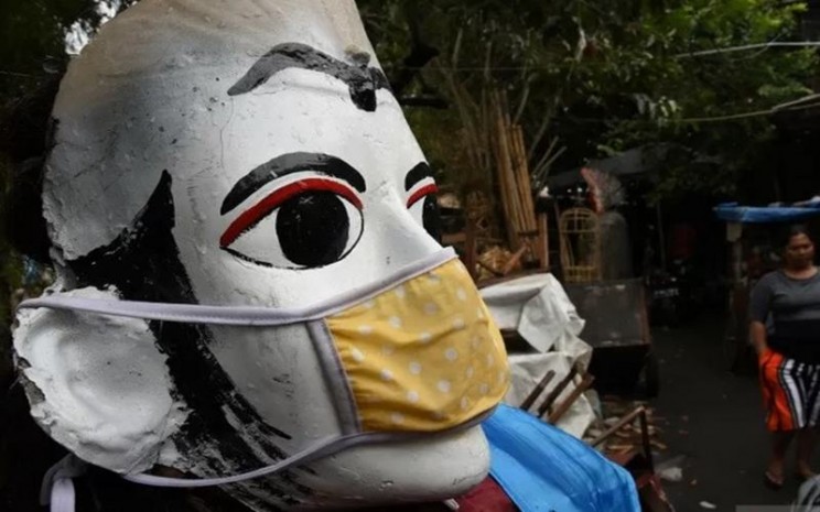 Ondel-ondel dipasangi masker di Kramat Pulo, Jakarta, Kamis (13/8/2020). - Antara