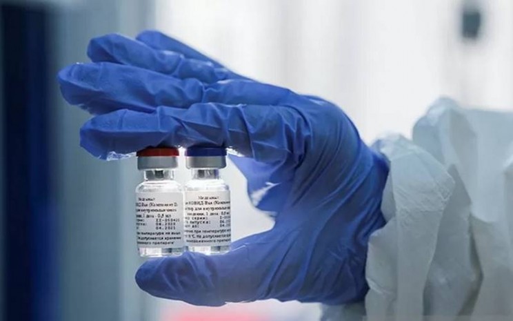 Seorang ilmuwan menunjukkan sampel vaksin untuk melawan penyakit  Covid-19 yang dikembangkan oleh Gamaleya Research Institute of Epidemiology and Microbiology, di Moskow, Rusia, (6/8/2020). - Antara/Reuters