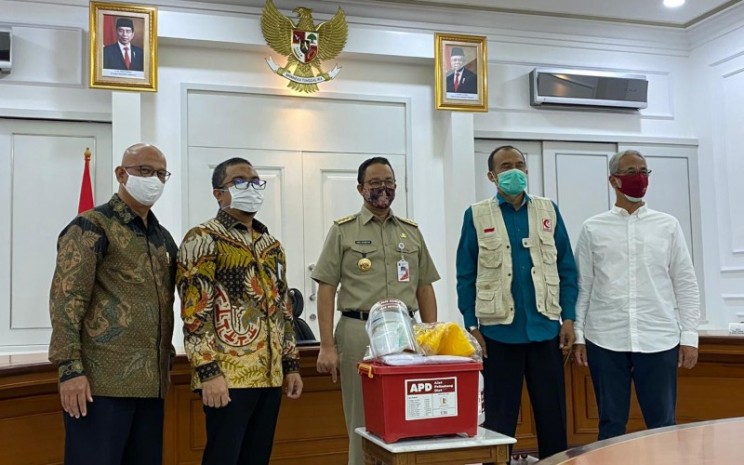 Penyerahan alat pelindung diri (APD) dari Presiden Direktur Repower Asia Indonesia Aulia Firdaus (kanan) kepada Gubernur Jakarta Anies Baswedan pada Selasa (5/5 - 2020). Istimewa