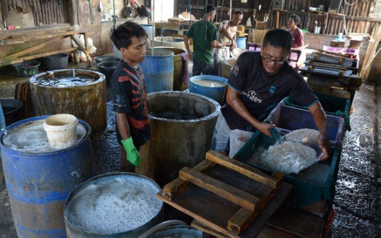 Perajin memproduksi tahu di salah satu pabrik tahu tradisional di Banda Aceh, Aceh, Kamis (1/10/2020).  - ANTARA FOTO