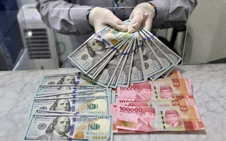 Karyawan menghitung dolar AS di Jakarta, Rabu (18/11/2020). Bisnis - Eusebio Chrysnamurti