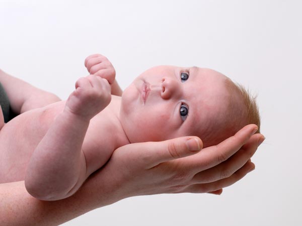 Mata juling pada bayi bisa menjadi gejala deteksi dini kanker mata - boldsky.com