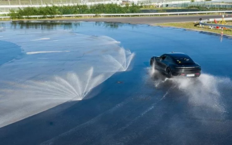 Porsche Taycan dalam pengujian drifting bersama Guinness Book of World Record.  - ANTARA/Porsche