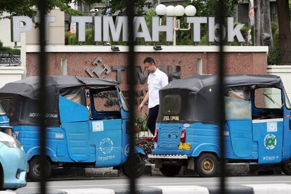 Angkutan umum roda tiga menunggu calon penumpang di depan kantor PT Timah Tbk di Jakarta, Rabu (2/1/2018). - Bisnis/Dedi Gunawan